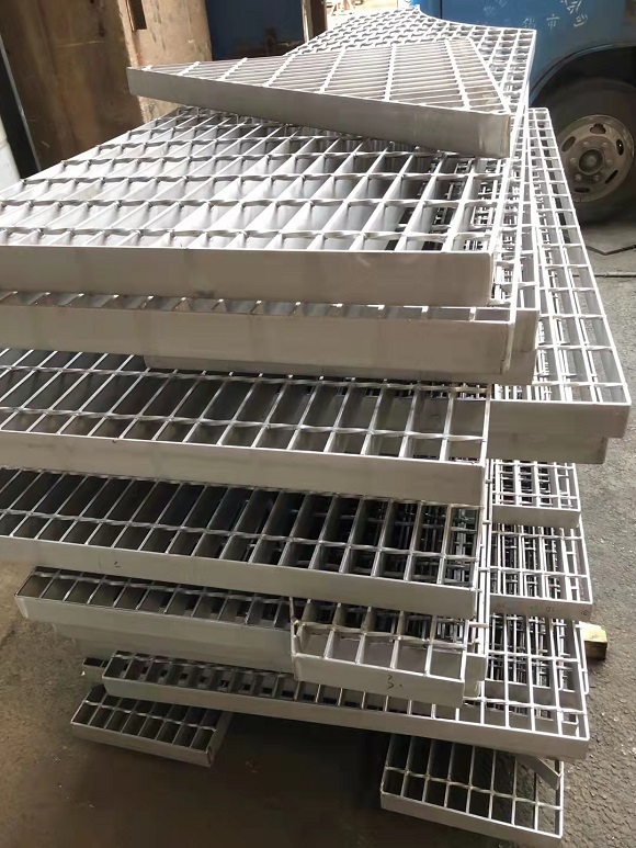 不銹鋼格柵在脫硫塔內(nèi)的應(yīng)用